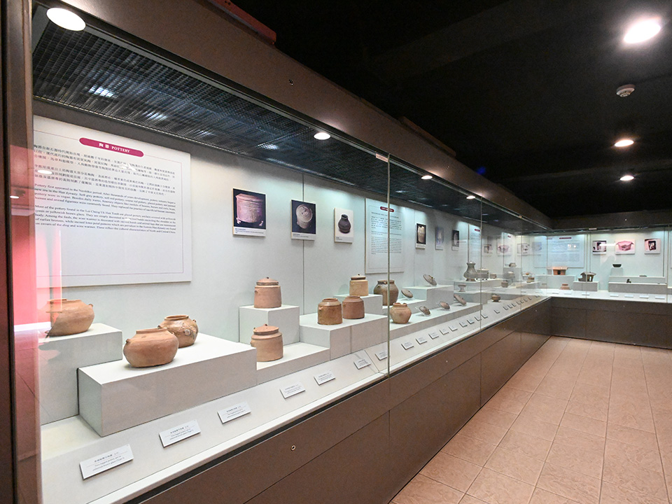 Gallery display of pots at the Lei Cheng Uk Han Tomb Museum