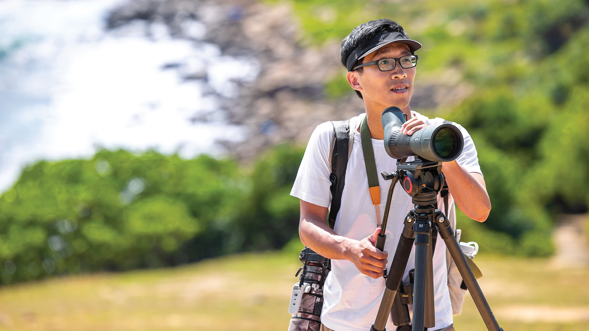 Jay在塔門山頂觀景台周圍設置單筒望遠鏡。